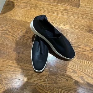 Vince Saxon Slip On Sneaker Black size 8.5